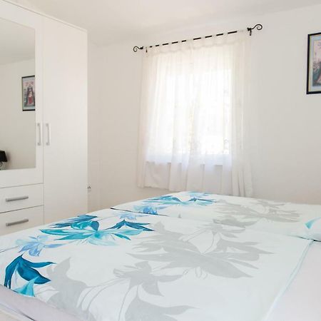 Apartment Ella Рогозниця Екстер'єр фото