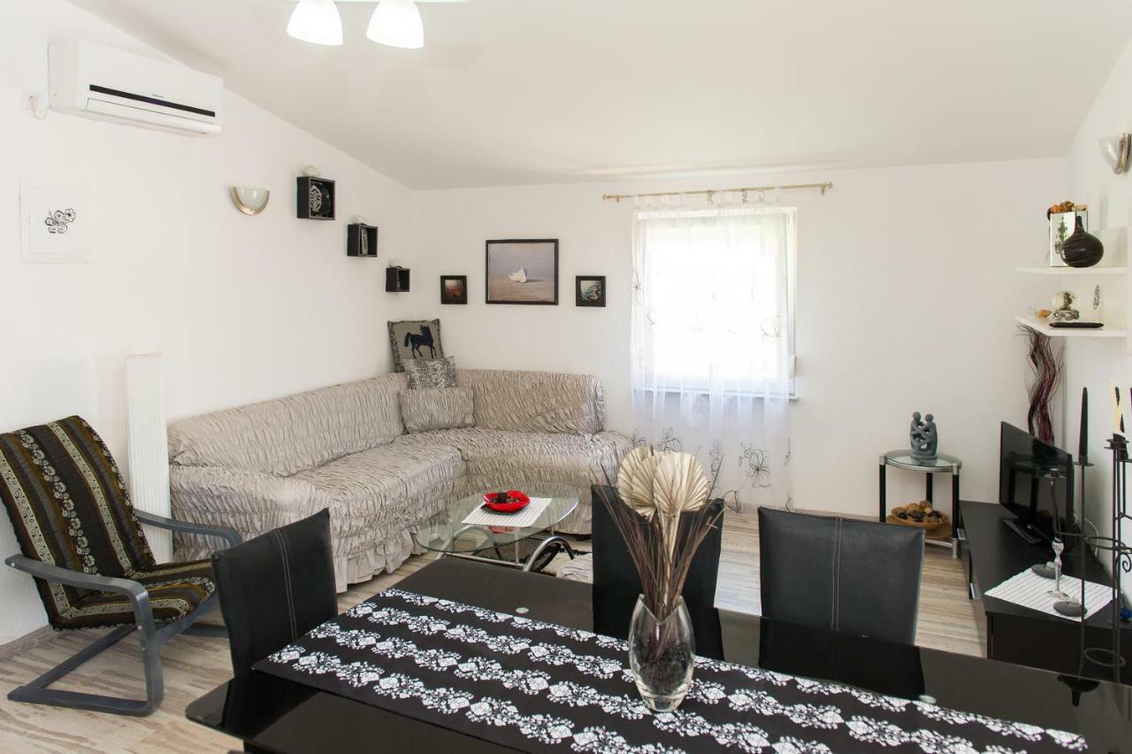 Apartment Ella Рогозниця Екстер'єр фото