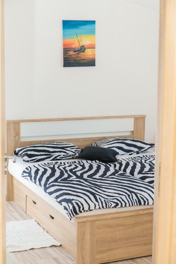 Apartment Ella Рогозниця Екстер'єр фото