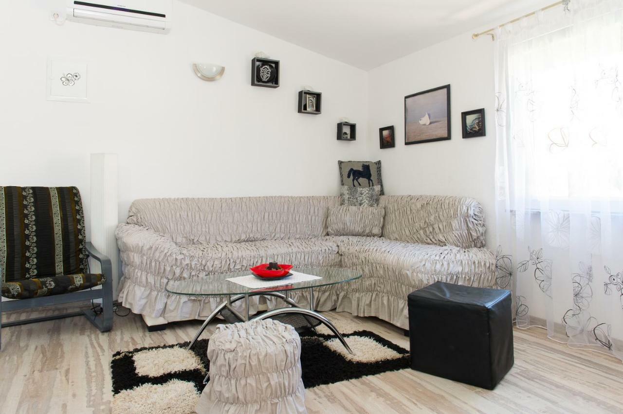 Apartment Ella Рогозниця Екстер'єр фото