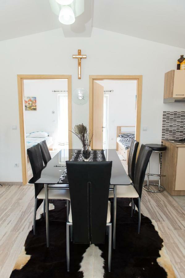 Apartment Ella Рогозниця Екстер'єр фото
